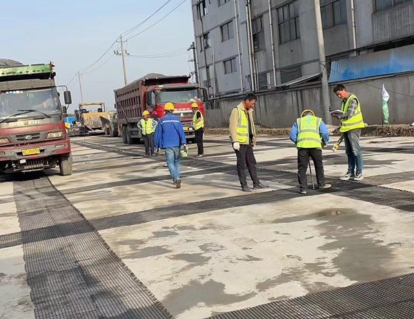 龙湾镇老材料的新故事：玻璃纤维土工格栅如何在‘白改黑’浪潮中重获新生？